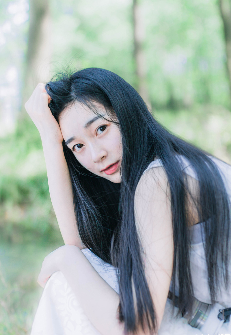 更重要的是，庞统带来的竟然是阆中兵马，也就是说，阆中十万大军，此刻已经降了吕布，那可是蜀中的大半兵力，成都如今是有三万守军，但那又怎样？现在连求援的地方都没有，加上内部人心背离，守城将士都是出工不出力的状态，否则的话，庞统带来的只有两万人，怎会给成都如此大的压力？